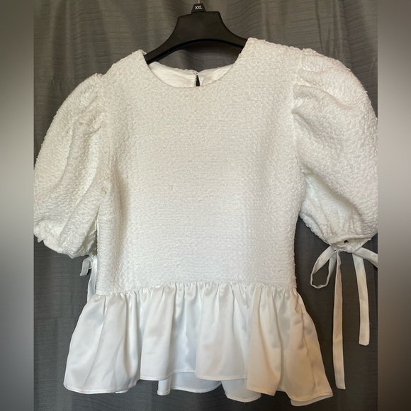 English Factory NWT textured puff sleeve with satiny peplum - Picture 4 of 8